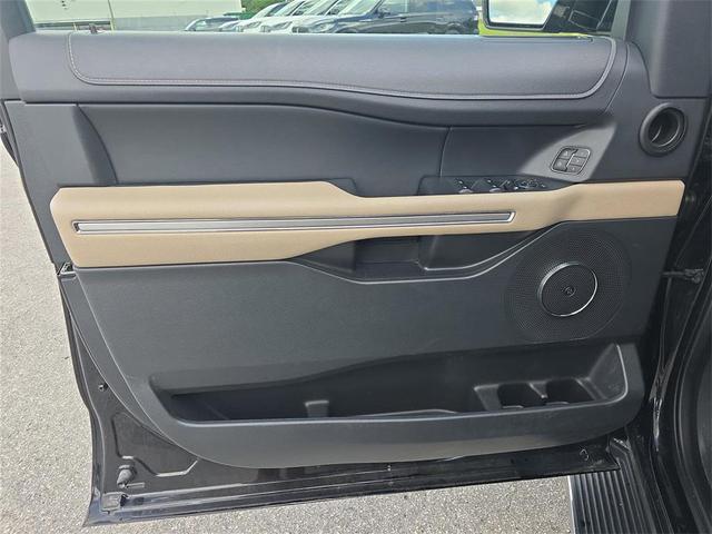 Photo of 2023 Agate Black Metallic Ford Expedition