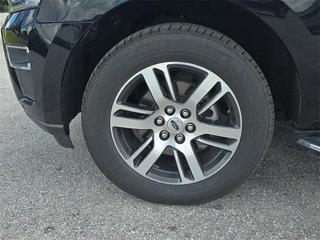 Photo of 2023 Agate Black Metallic Ford Expedition