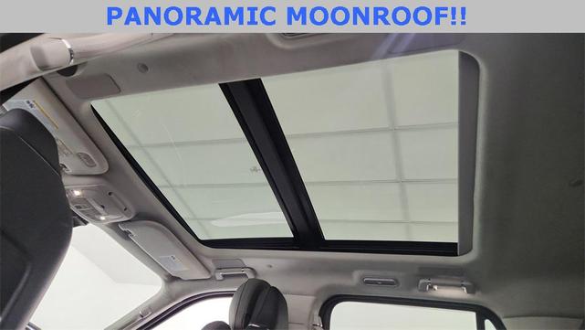 Photo of 2022 Manhattan Green Metallic Premium Colorant Lincoln Navigator