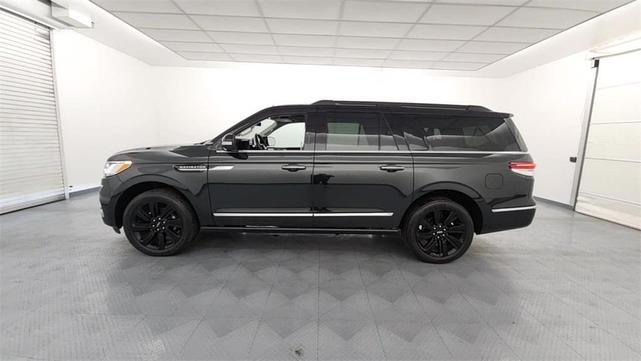 Photo of 2022 Manhattan Green Metallic Premium Colorant Lincoln Navigator