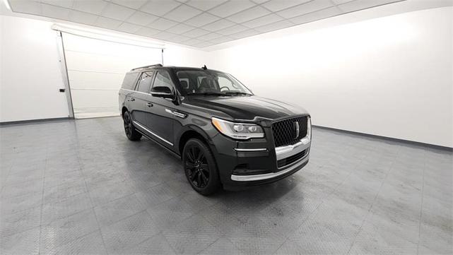 Photo of 2022 Manhattan Green Metallic Premium Colorant Lincoln Navigator