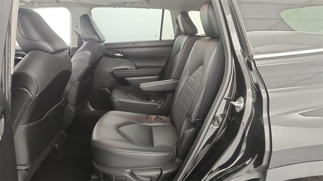 Photo of 2021 Midnight Black Metallic Toyota Highlander