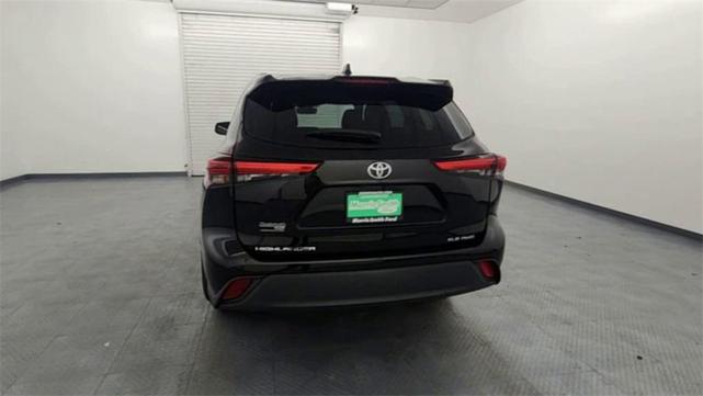 Photo of 2021 Midnight Black Metallic Toyota Highlander