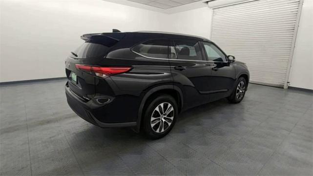 Photo of 2021 Midnight Black Metallic Toyota Highlander