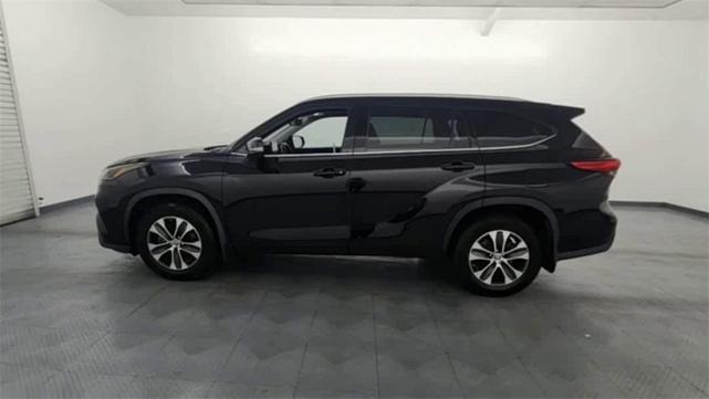 Photo of 2021 Midnight Black Metallic Toyota Highlander