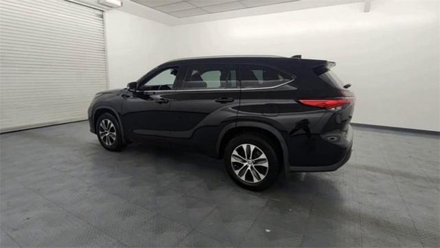 Photo of 2021 Midnight Black Metallic Toyota Highlander