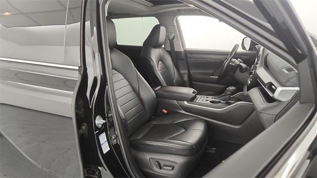 Photo of 2021 Midnight Black Metallic Toyota Highlander