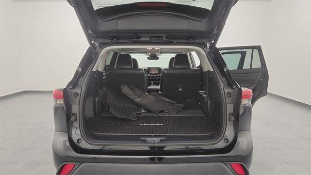 Photo of 2021 Midnight Black Metallic Toyota Highlander