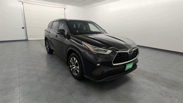 Photo of 2021 Midnight Black Metallic Toyota Highlander