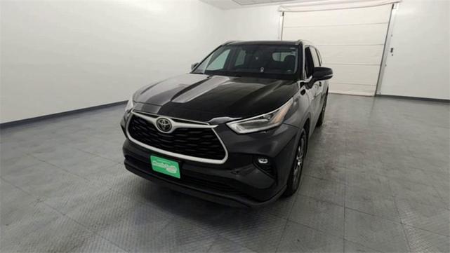 Photo of 2021 Midnight Black Metallic Toyota Highlander