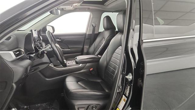 Photo of 2021 Midnight Black Metallic Toyota Highlander