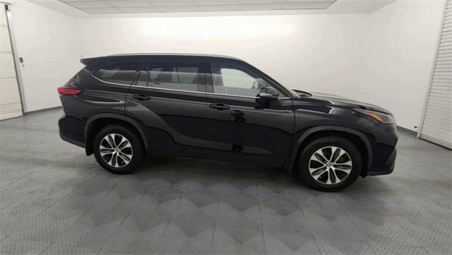 Photo of 2021 Midnight Black Metallic Toyota Highlander