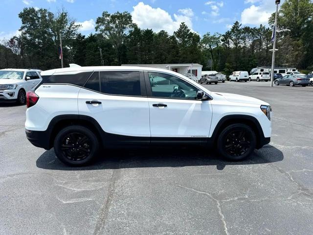 Photo of 2024 White GMC Terrain