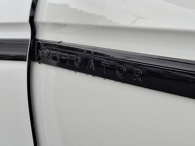 Photo of 2025 White Metallic Lincoln Navigator