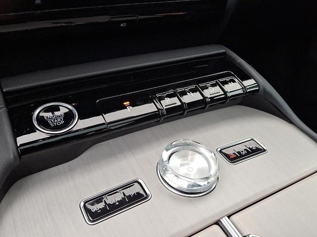 Photo of 2025 White Metallic Lincoln Navigator