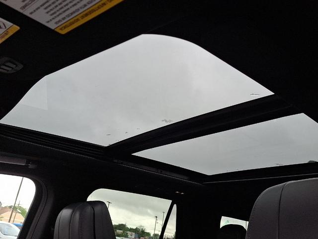 Photo of 2025 White Metallic Lincoln Navigator
