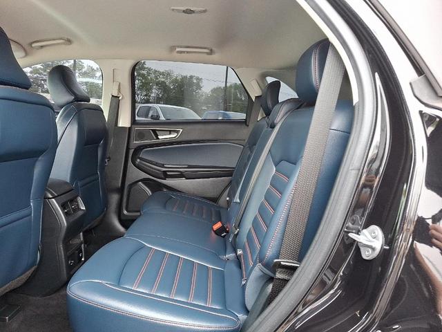 Photo of 2022 Agate Black Metallic Ford Edge