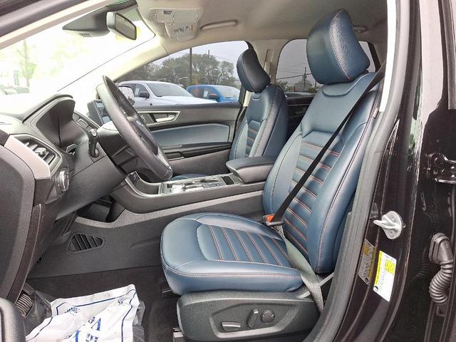 Photo of 2022 Agate Black Metallic Ford Edge
