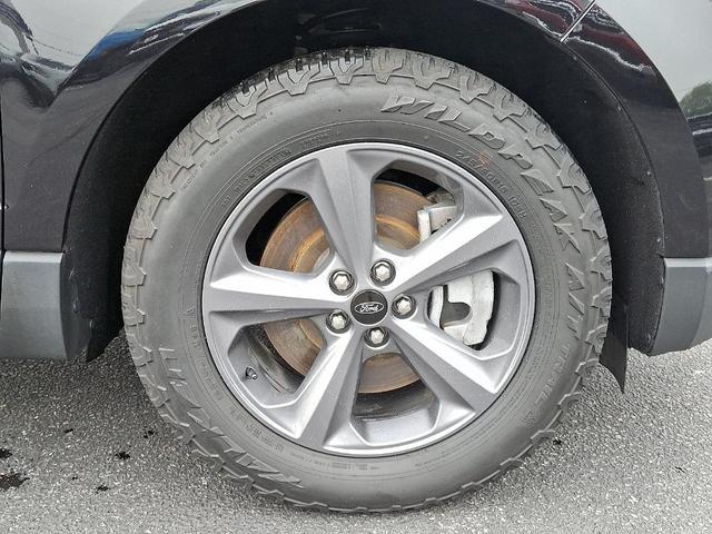 Photo of 2022 Agate Black Metallic Ford Edge