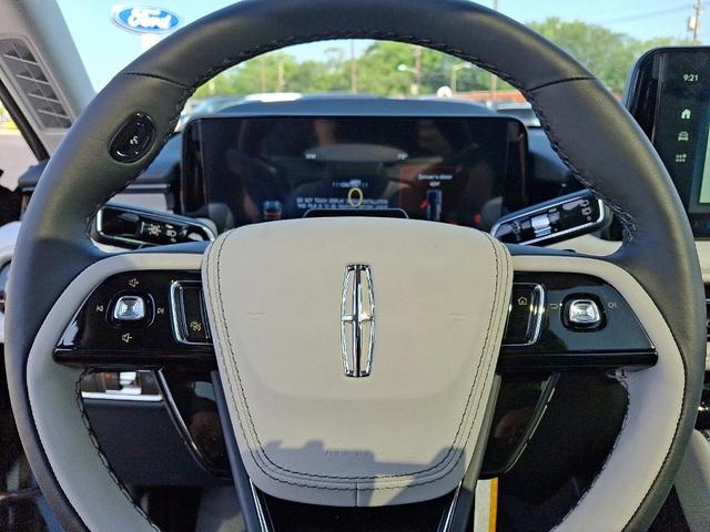 Photo of 2025 Whisper White Lincoln Aviator