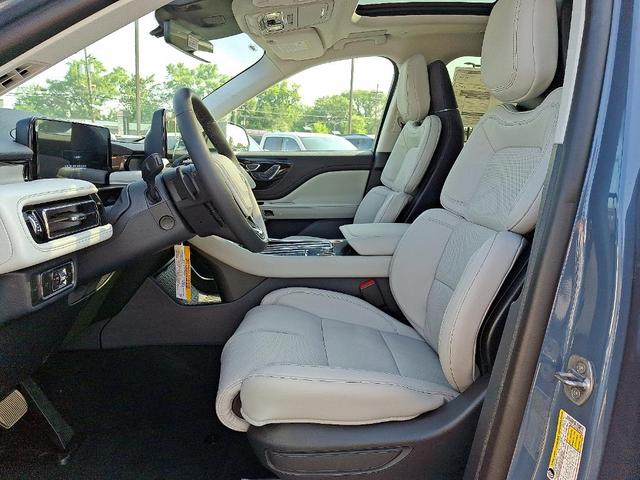 Photo of 2025 Whisper White Lincoln Aviator