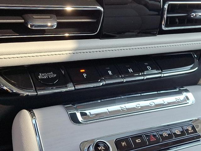 Photo of 2025 Whisper White Lincoln Aviator