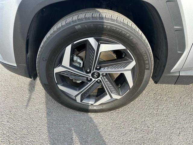 Photo of 2024 Shimmering Silver Hyundai TUCSON Hybrid