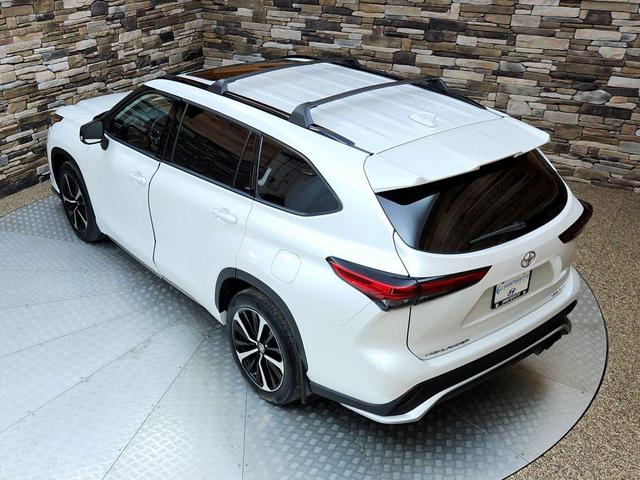 Photo of 2022 Wind Chill Pearl Toyota Highlander