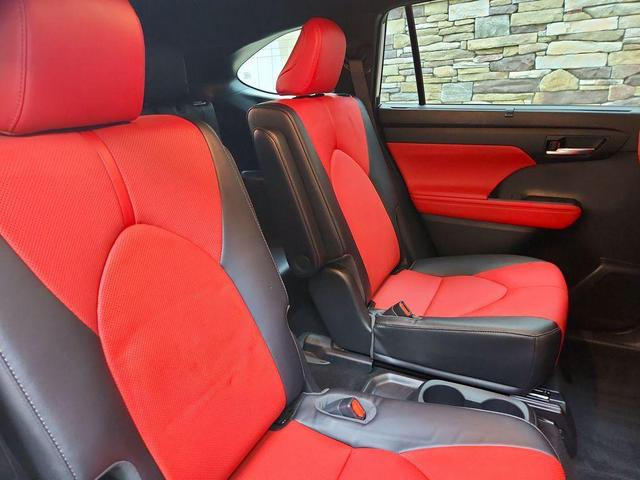 Photo of 2022 Wind Chill Pearl Toyota Highlander