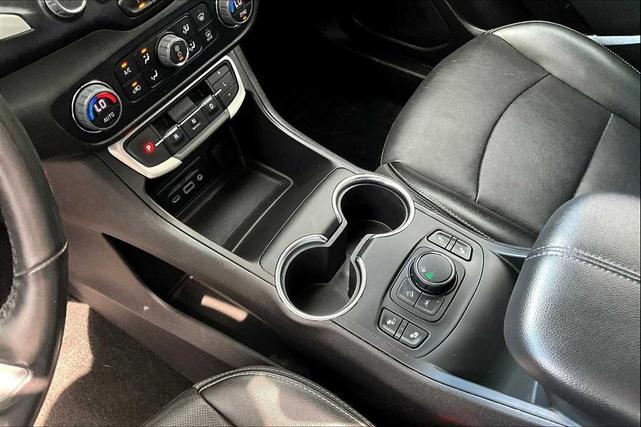 Photo of 2022 Summit White GMC Terrain