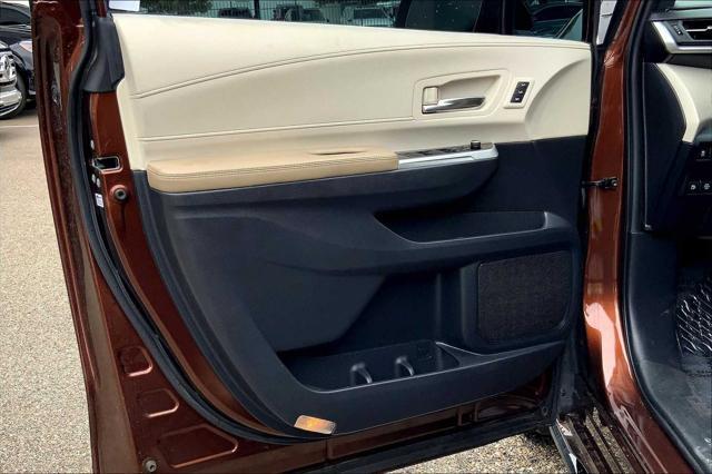 Photo of 2022 Sunset Bronze Mica Toyota Sienna