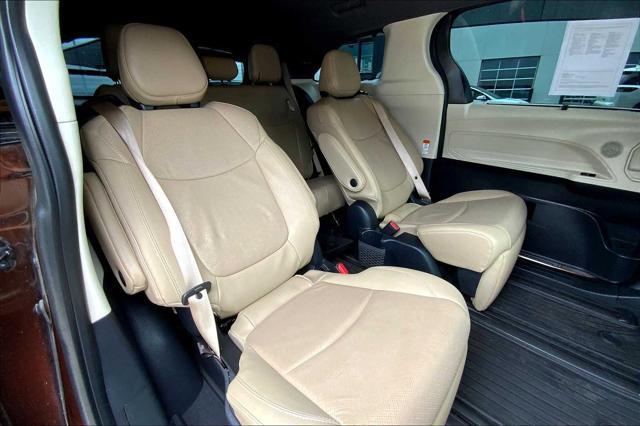 Photo of 2022 Sunset Bronze Mica Toyota Sienna