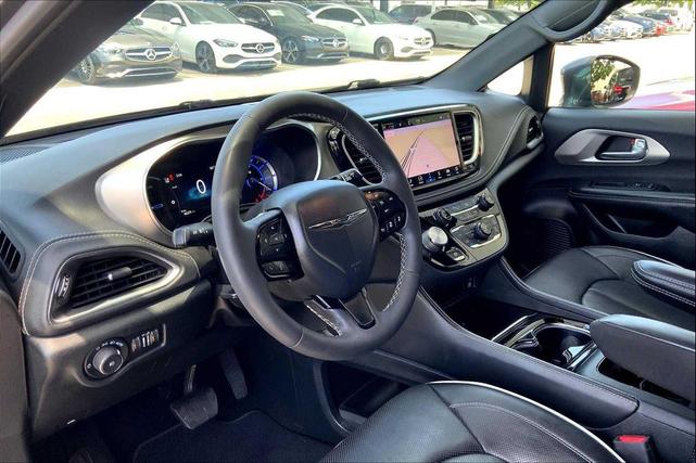 Photo of 2022 Granite Crystal Metallic Clearcoat Chrysler Pacifica Hybrid