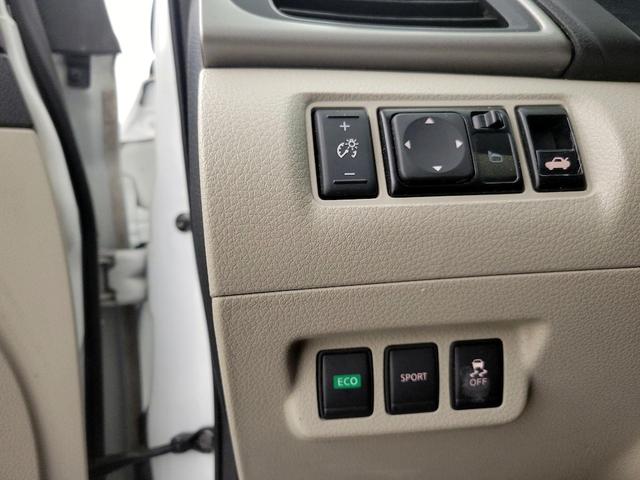 Photo of 2015 White Nissan Sentra