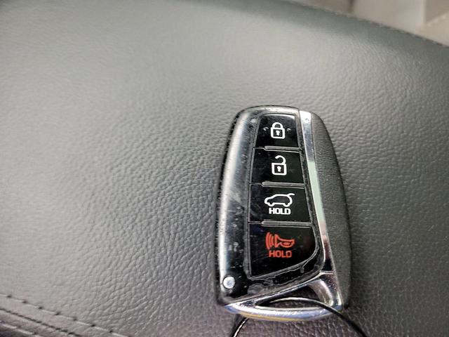 Photo of 2016 White Hyundai SANTA FE