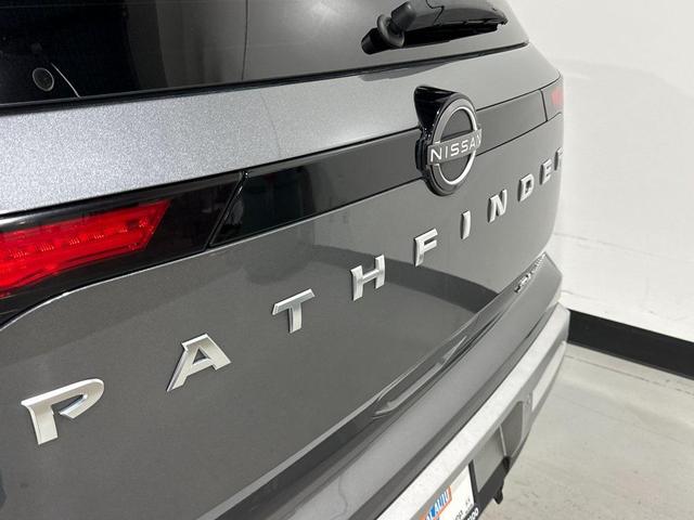 Photo of 2022 Gun Metallic Nissan Pathfinder
