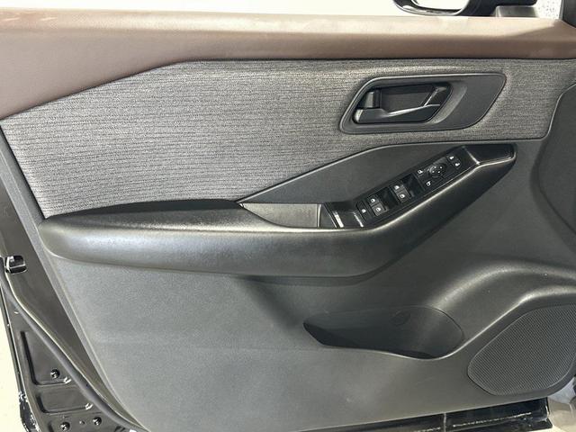 Photo of 2023 Super Black Nissan Rogue