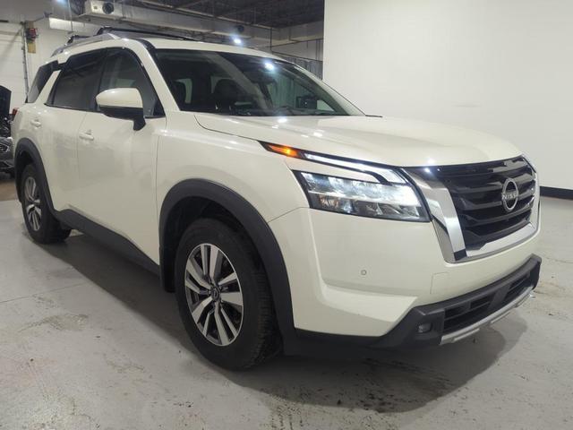 Photo of 2022 Glacier White Nissan Pathfinder