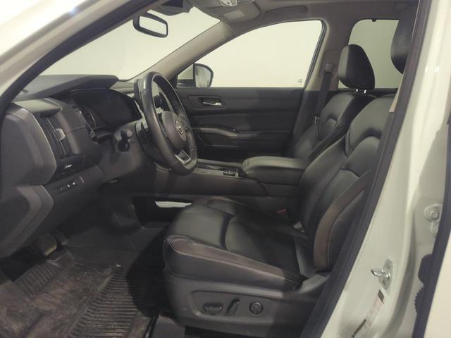 Photo of 2022 Glacier White Nissan Pathfinder