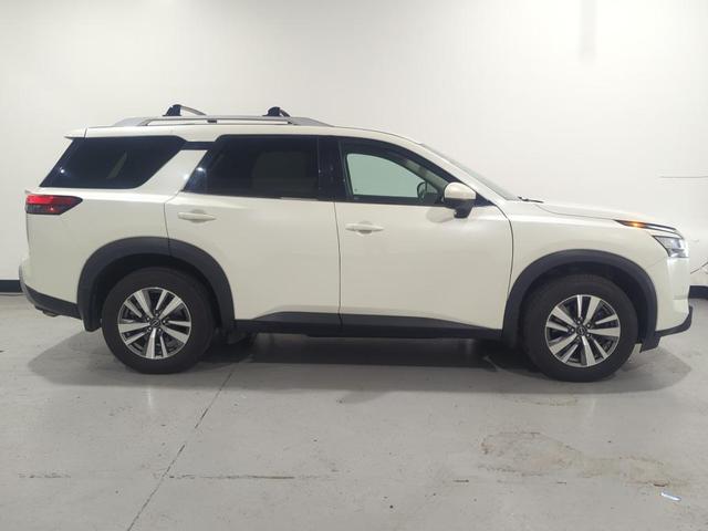 Photo of 2022 Glacier White Nissan Pathfinder