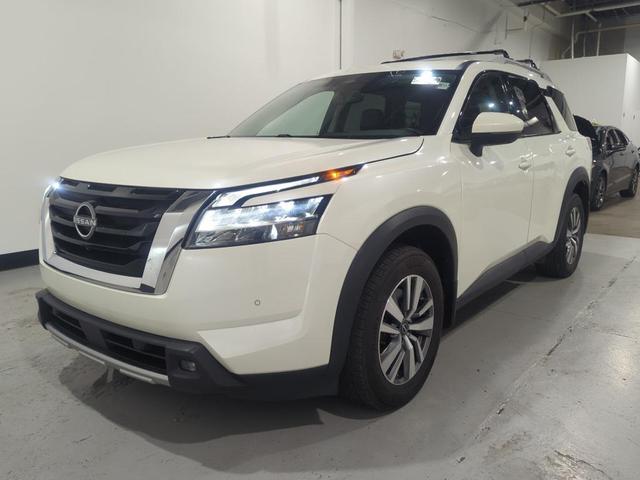 Photo of 2022 Glacier White Nissan Pathfinder