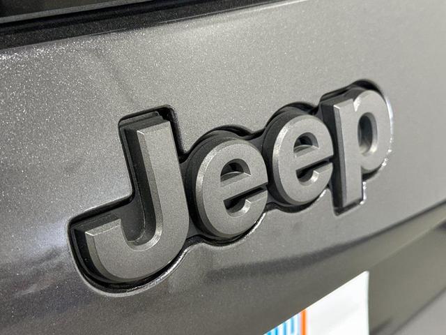 Photo of 2022 Granite Crystal Metallic Clearcoat Jeep Cherokee