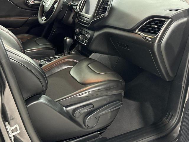 Photo of 2022 Granite Crystal Metallic Clearcoat Jeep Cherokee