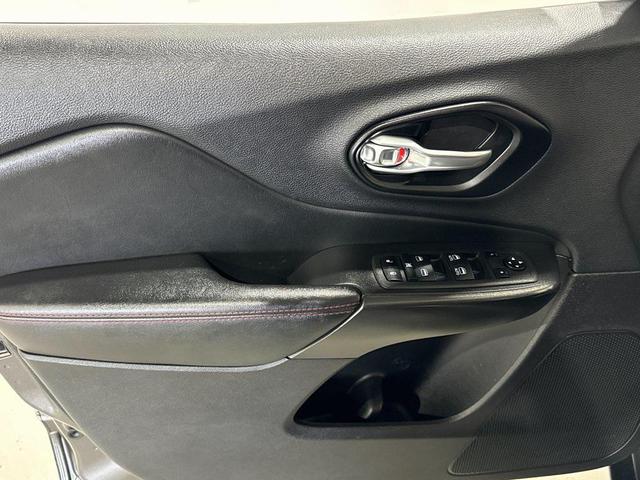 Photo of 2022 Granite Crystal Metallic Clearcoat Jeep Cherokee