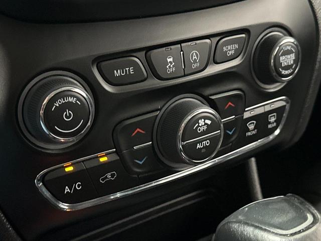 Photo of 2022 Granite Crystal Metallic Clearcoat Jeep Cherokee