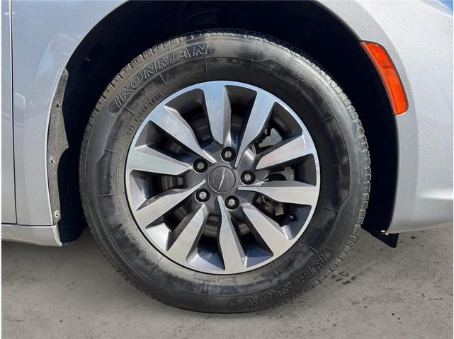 Photo of 2021 Billet Silver Metallic Clearcoat Chrysler Pacifica