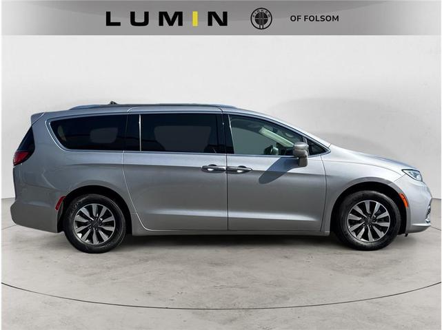 Photo of 2021 Billet Silver Metallic Clearcoat Chrysler Pacifica