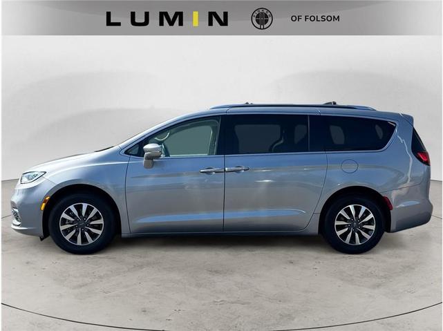 Photo of 2021 Billet Silver Metallic Clearcoat Chrysler Pacifica