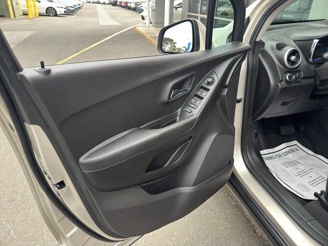 Photo of 2016 Champagne Silver Metallic Chevrolet Trax