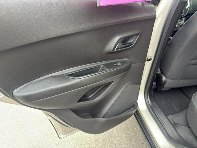 Photo of 2016 Champagne Silver Metallic Chevrolet Trax